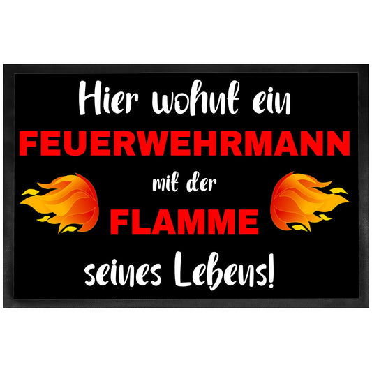 Fußmatte - Hier wohnt ein Feuerwehrmann mit der Flamme seines Lebens